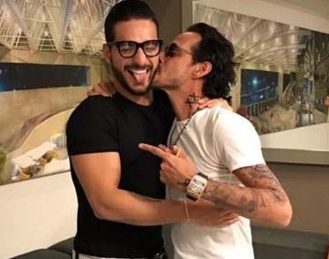 Maluma recibe beso de Marc Anthony