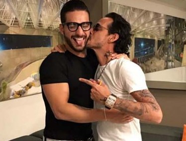 Maluma recibe beso de Marc Anthony