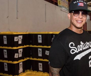 Daddy Yankee entrega kits para arreglar las casas en Puerto Rico