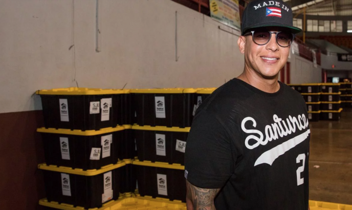 Daddy Yankee entrega kits para arreglar las casas en Puerto Rico
